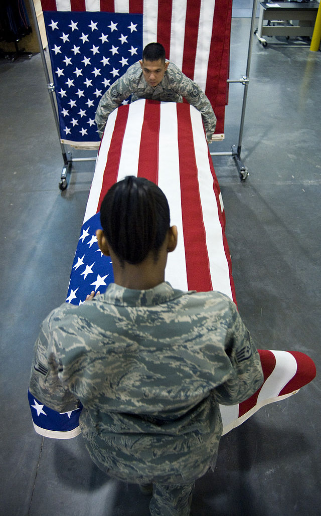 Placing_a_U.S._flag_over_a_casket