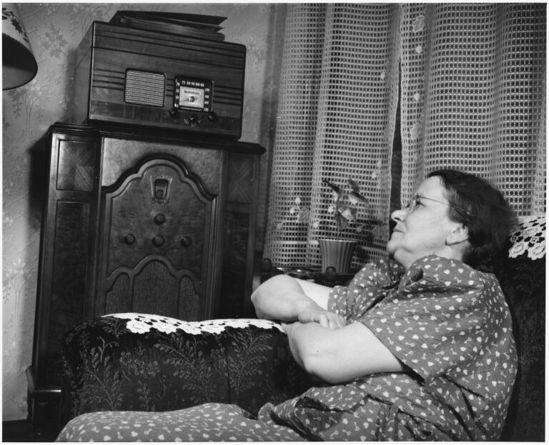 A_mother_and_grandmother_listening_to_News_Broadcasts_and_Bing_Crosby._-_NARA_-_196484